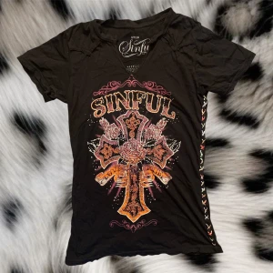 Sinful / affliction t-shirt - Super snygg sinful t-shirt ( sinful är ett märke som ägs av samma företag som affliction) den har super cool design med rinestones❤️ de står den är storlek M men passar även S