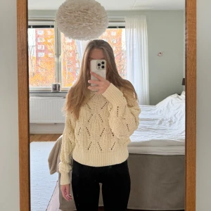 Vit stickad tröja - Säljer min stickade tröja med hålmönster från Gina Tricot. Materialet är av ett grövre slag. Knappt använd 💕Kom gärna med prisförslag!
