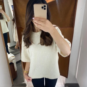 Stickad tröja från kaphal - Har används några gånger men absolut bra skick! Beige vit.