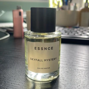 ESSNCE Skyfall Mystery Eau de Parfum - Skyfall Mystery från ESSNCE, inte mycket använd, i stort sett bara testad. 50 ml flaska