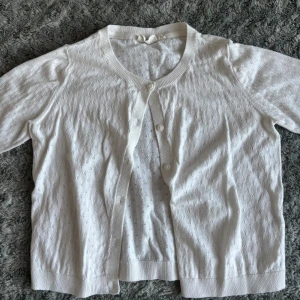 Vit kofta med hålmönster och knappar - Söt vit kofta med diskret hålmönster från Kappahl i storlek 158/164!🤍