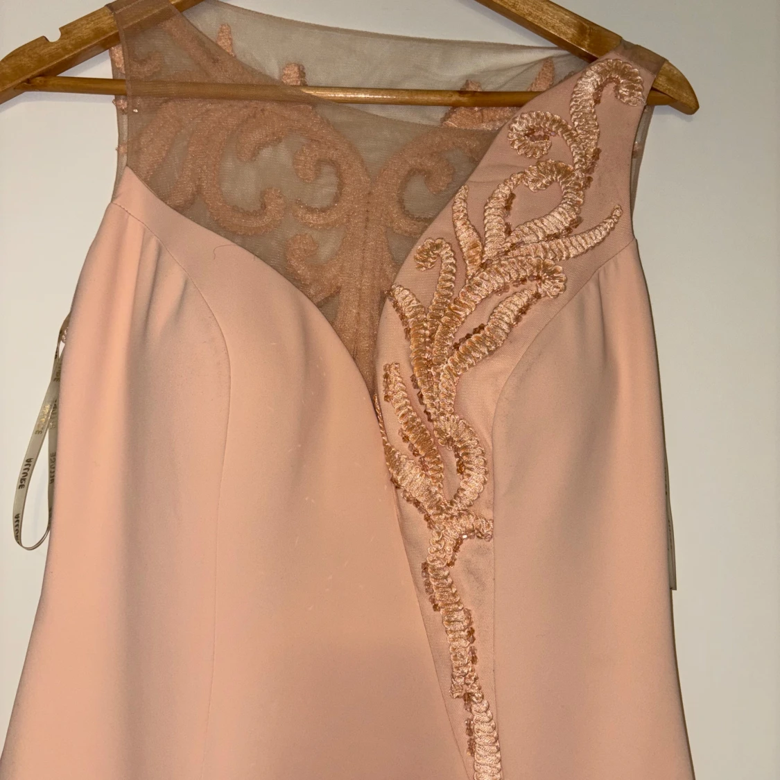 Champagnefärgad långklänning med broderi - 1