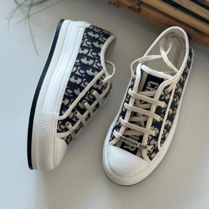 Skor i storlek 37 (Helt nya!!) - Jag säljer dessa skor i storlek 37! De är helt nya och har bara provats, inte används ordentligt eller ute. Jag väljer att sälja dessa skor då de tyvärr inte passar mig. Skorna har inga som helst defekter. Fler bilder kan såklart skickas vid intresse! 💕💕