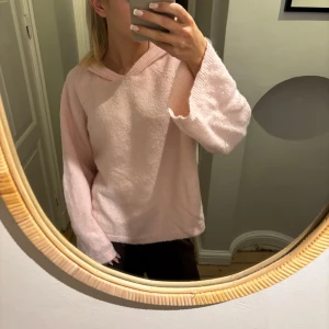 Ljusrosa hoodie med huva - Mysig ljusrosa hoodie med huva och v-ringad hals. Tröjan har långärmade, lite loose ärmar och är tillverkad i ett mjukt stickat material. Är från Gina i storlek M men passar mig som har xs/s☺️