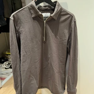 Ciszere zipskjorta - Säljer nu denna schyssta zipskjorta från ciszere i en höstig olivgrön. Passar utmärkt att bära som den är eller med T-shirt under! Enbart använd vid ett tillfälle. Hojta vid fler frågor.