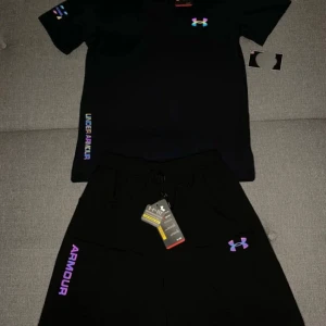 Under Armour set svart  - Har 4 set inne 3 blåa 1 svart först till kvarn, kan gå ner vid snabb affär. Alla är storlek M 