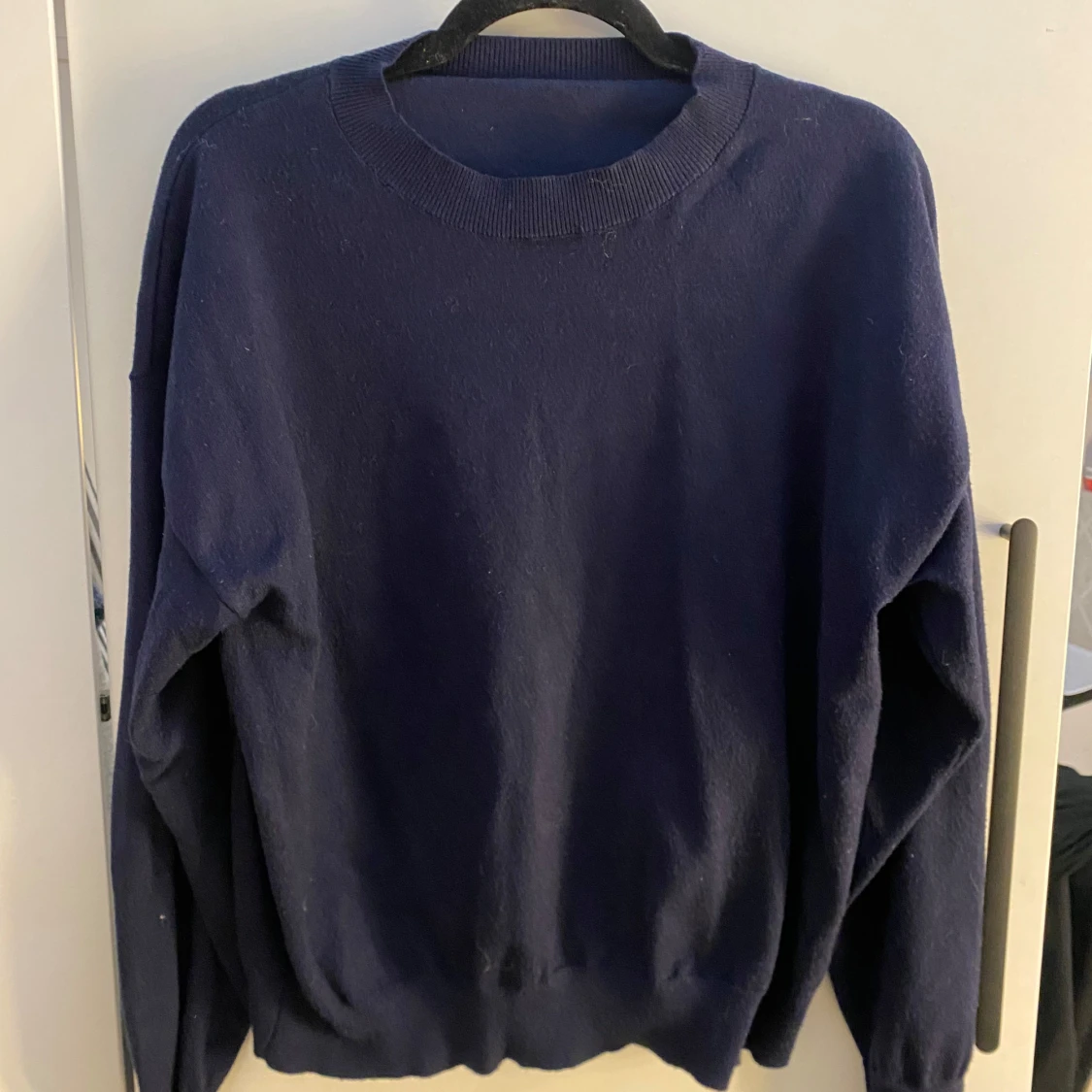 Mörkblå stickad tröja