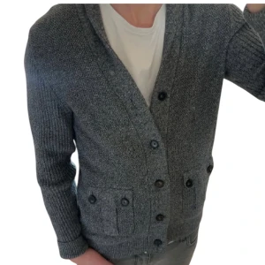 Grå stickad kofta med knappar - Skön cardigan i perfekt skick, perfekt nu till hösten!