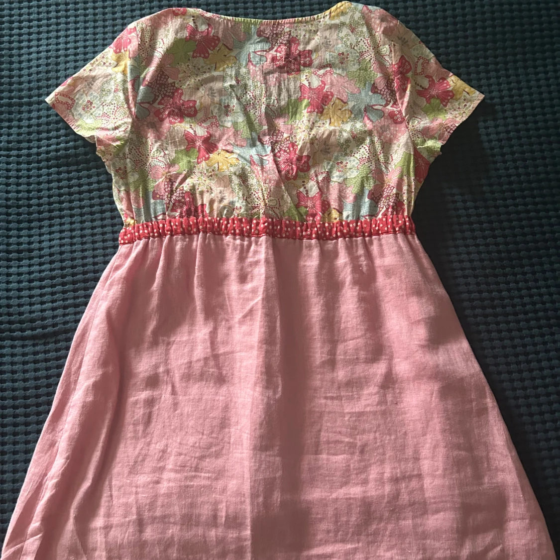 Blommig rosa kortklänning från Avoca - 1