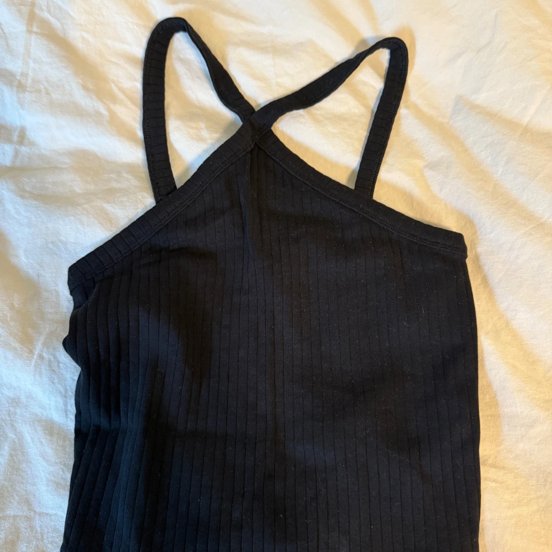 Svart ribbad linnetopp med korsade band - 1