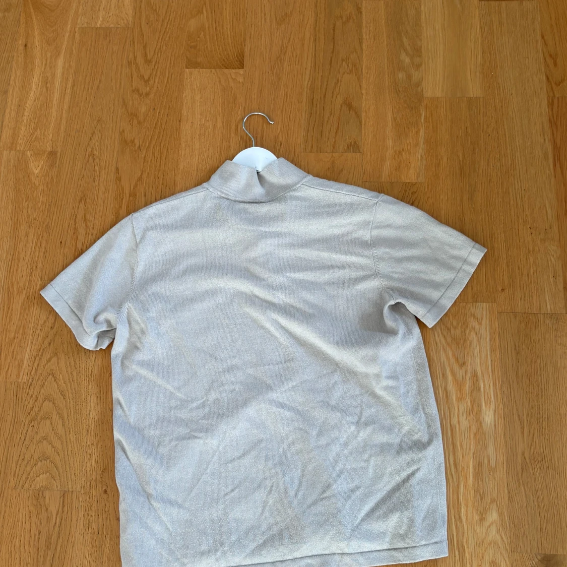 Beige kortärmad t-shirt från Lindex 170 - 1