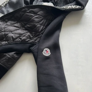 Svart moncler cardian  - Svart moncler jacka, nfc taggen funkar (skan) pris går att diskuteras kan passa i small.