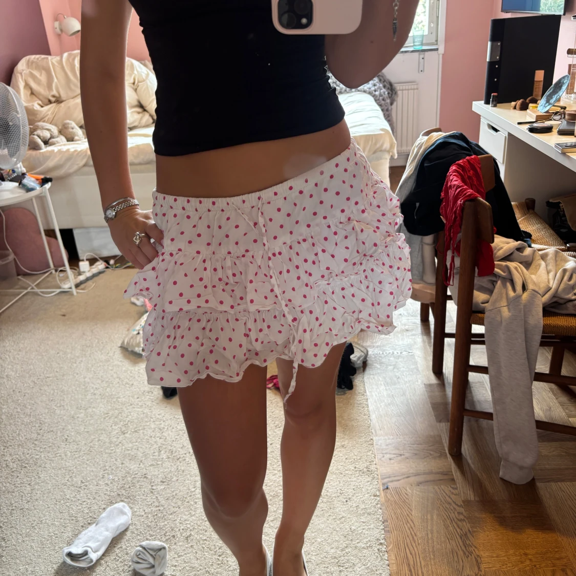 Vit volangkjol med rosa prickar