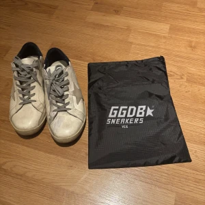 Golden goose  - Golden goose superstar-stl 41. Har ingen box då morsan slängde den, en skada på inre sidan av högra skon så inget som syns i första hand.                    Pris kan diskuteras!