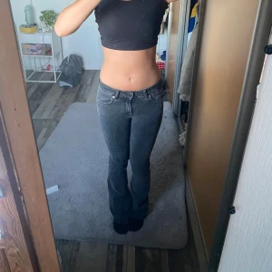 Mörkgrå bootcut jeans - Jätte söta low waost jeans som jag klippt kanten av vid benen (är 165)