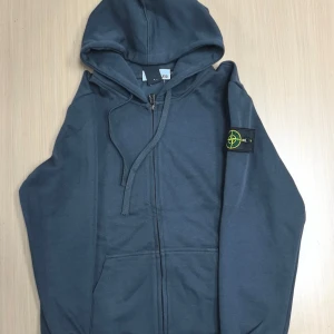 Mörkblå Stone Island Kofta M - Stilig Stone Island kofta med snören. Sprillans ny med lapp. Pris kan diskuteras. 