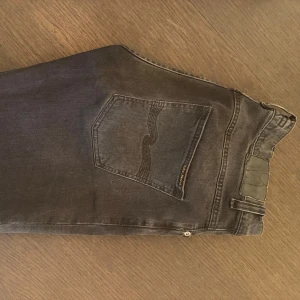 Nudie Jeans Grim Tim - Nudie jeans, Grim Tim i färgen Dark Cove. Inköpta 3 månader sedan, skick 9/10 inget slitage. Storlek W32 L34. Nypris 1600kr, mitt pris 995kr. Hör av dig för fler bilder!