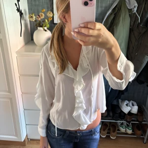 Blus från Zara - Fin vit blus från Zara, säljer denna då den ej används längre!