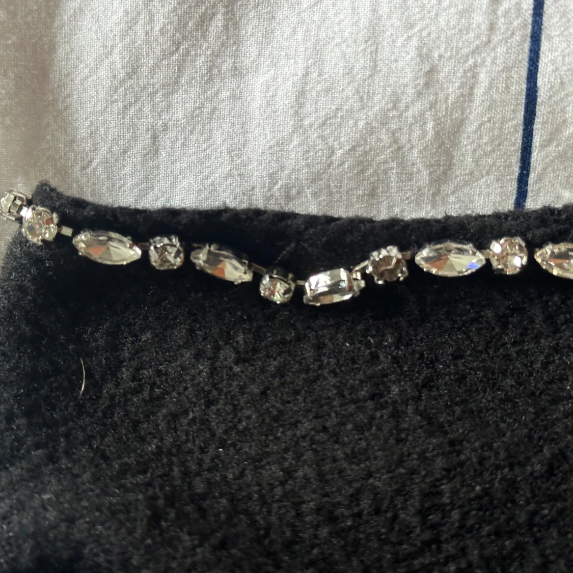 Svart stickad topp med pärldetaljer - 2