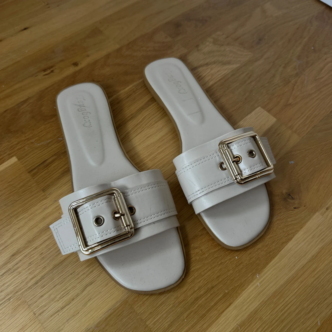 Vita sandaler med stor spänne - 1