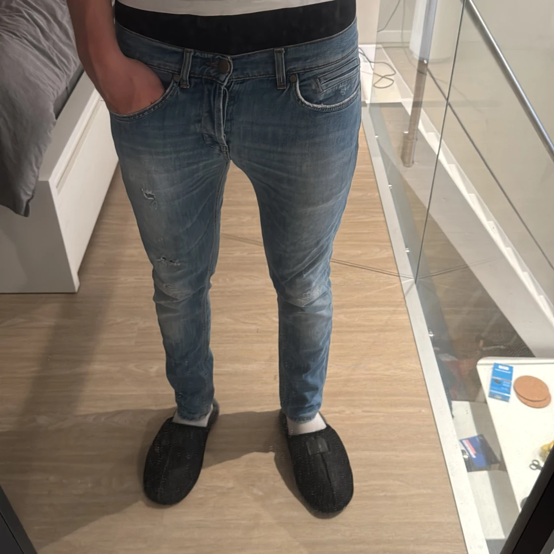 Blå skinny jeans med slitningar - 2