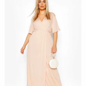 Långklänning stretch - Superfin långklänning aldrig använd. Strl 50/52. Perfekt för sommar aktiviteter som utekväll, fest, bröllop mm