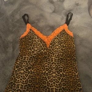 Leopard linne - Snyggt leopard linne med snygga orangea spets detaljer uppe vid bysten, inga defekter! Använd gärna köp nu och  skriv för info💕