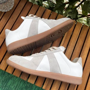 Maison Margiela Gats - Ett par tvärfeta gats som jag nu efter ett par veckors användning har märkt inte riktigt var min stil. Skicket är fortfarande galet bra även efter lite användning. Storlek 43 passar även 43,5!  Nypris: 8000 Vårt pris: 2999kr, PRISET ÄR EJ HUGGET I STEN‼️Orderbekräftelse finns! Har ni frågor elleeär funderingar är det bara att höra av sig!