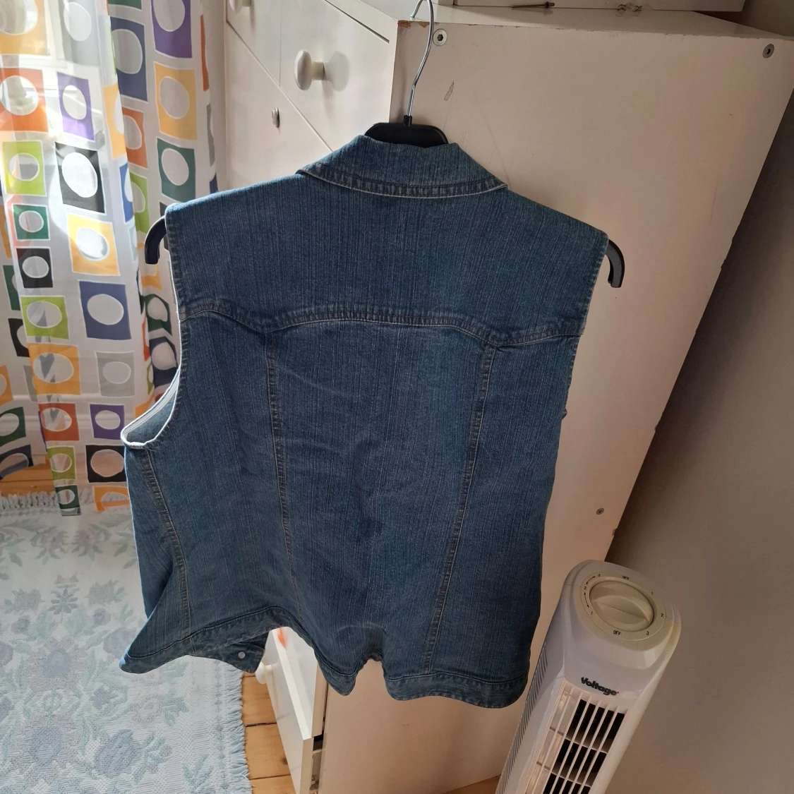 Blå jeansväst med broderi - 2