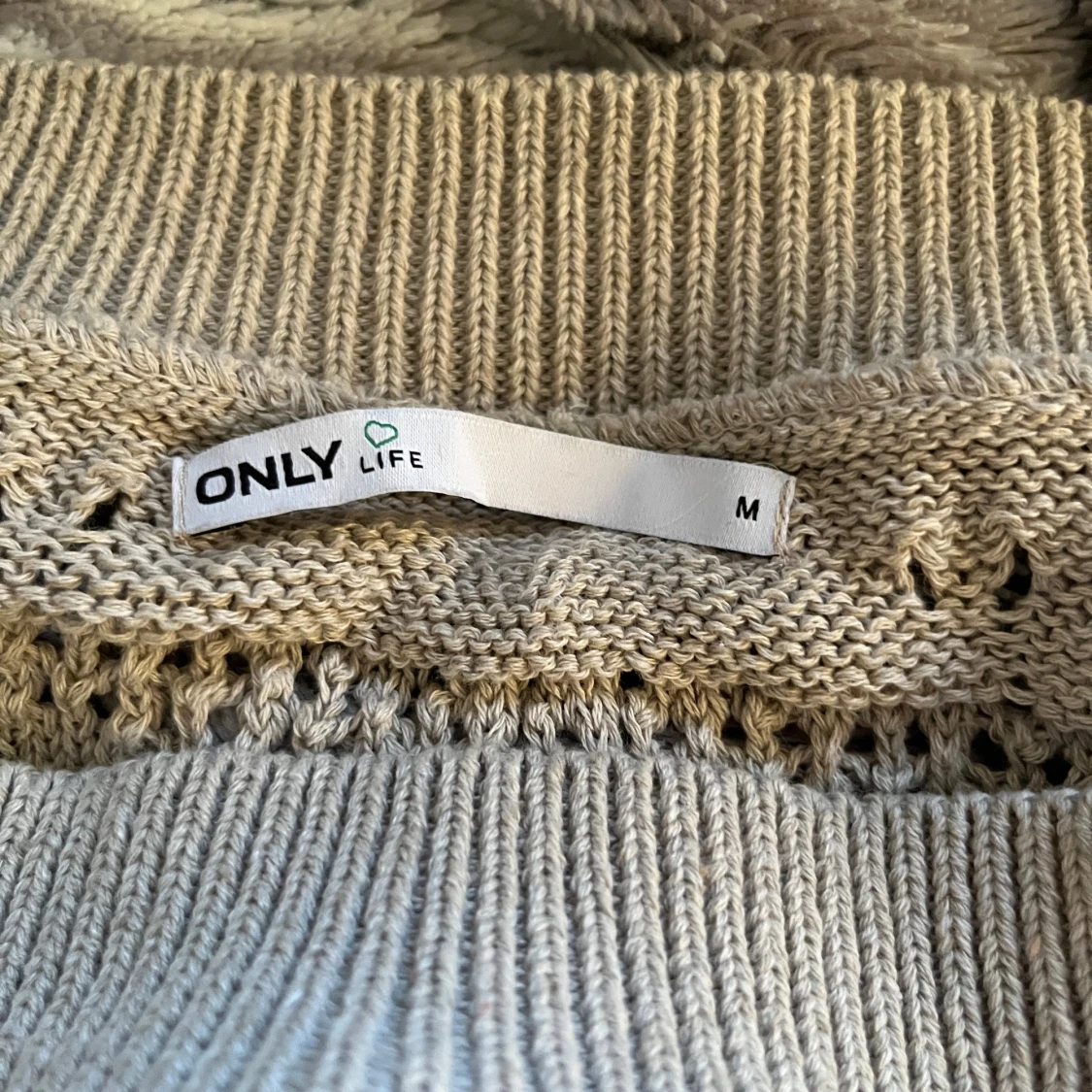 Beige stickad offshouldertröja från ONLY - 2