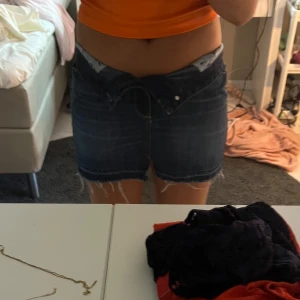 Hollister kjol - Säljer den här snygga Hollister kjolen. Säljer pga att den är för stor för mig 😢💕 köptes på sellpy lappen finns kvar❣️💕 skriv för mer frågor💕☺️PRIS GÅR ALLTID ATT DISKUTERA!!!!