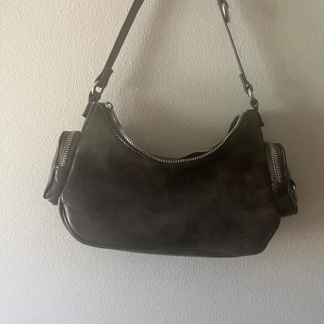 Svart axelväska med fickdetaljer och dragkedjor - 1