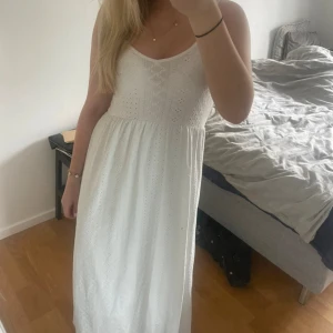 Broderad långklänning   - Superfin långklänning som passar perfekt till sommaren! Xs men är väldigt stretchig så passar även S