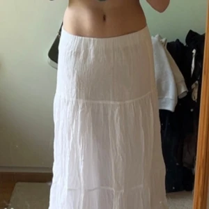 Vit långkjol från Gina Tricot - Säljer en luftig och somrig vit långkjol från Gina Tricot. Använd ett fåtal gånger. Den är lite för kort för mig