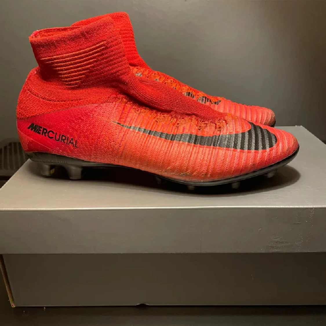Nike Mercurial röda fotbollsskor