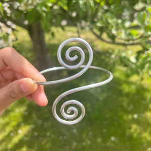 Armcuff  - 🌸Går att böja ut eller in för att få din perfekta passform 🌺 🌸Finns både i silver och guld✨  Gör även customs!! Skicka in bild eller din idé så kan vi nog säkert lösa det 🥰