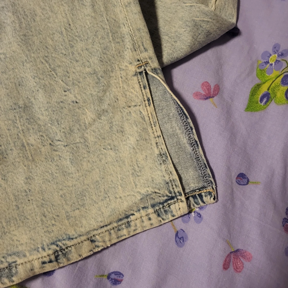 Ljusblå slitna jeans med vida ben - 1