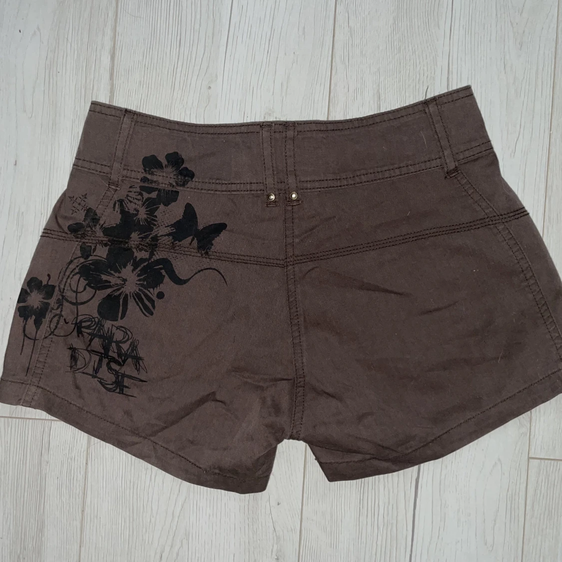 lågmidjade shorts