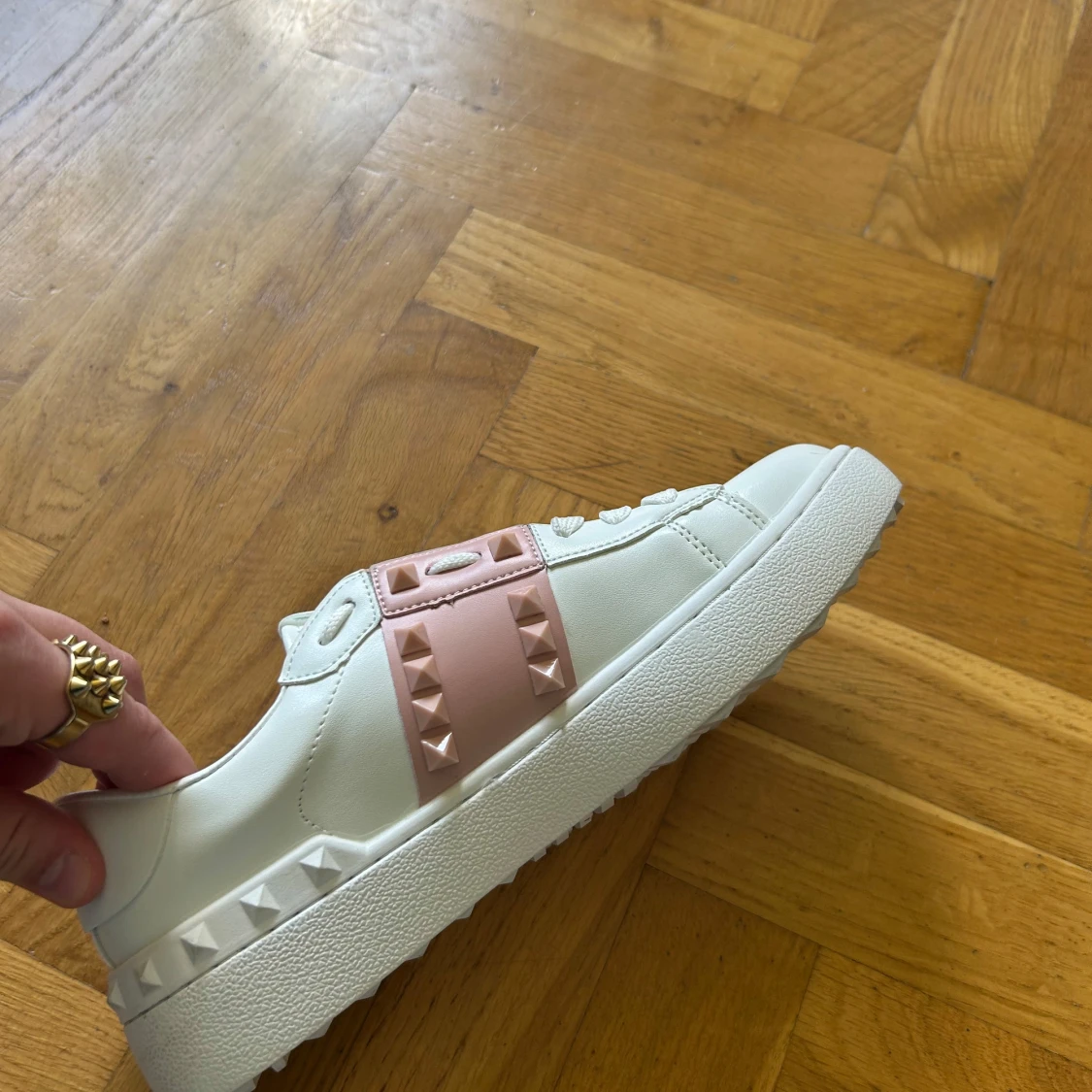 Valentino Rockstud sneakers med rosa detaljer - 2