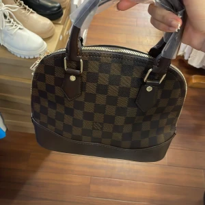 Monogram brun väska - Helt oanvänd fick i present