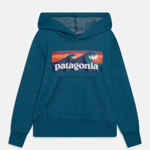 Blå hoodie från Patagonia - Ny oanvänd hoodie från Patagonia. Barn storlek XXL (16). Men tycker att det passar bra till dam storlek s eller herr xs.   Info från webbsida:  60% organic cotton/40% polyester fleece   Size guide: size XXL (16) Hight 169 cm Weight 59 kg Chest 86 cm
