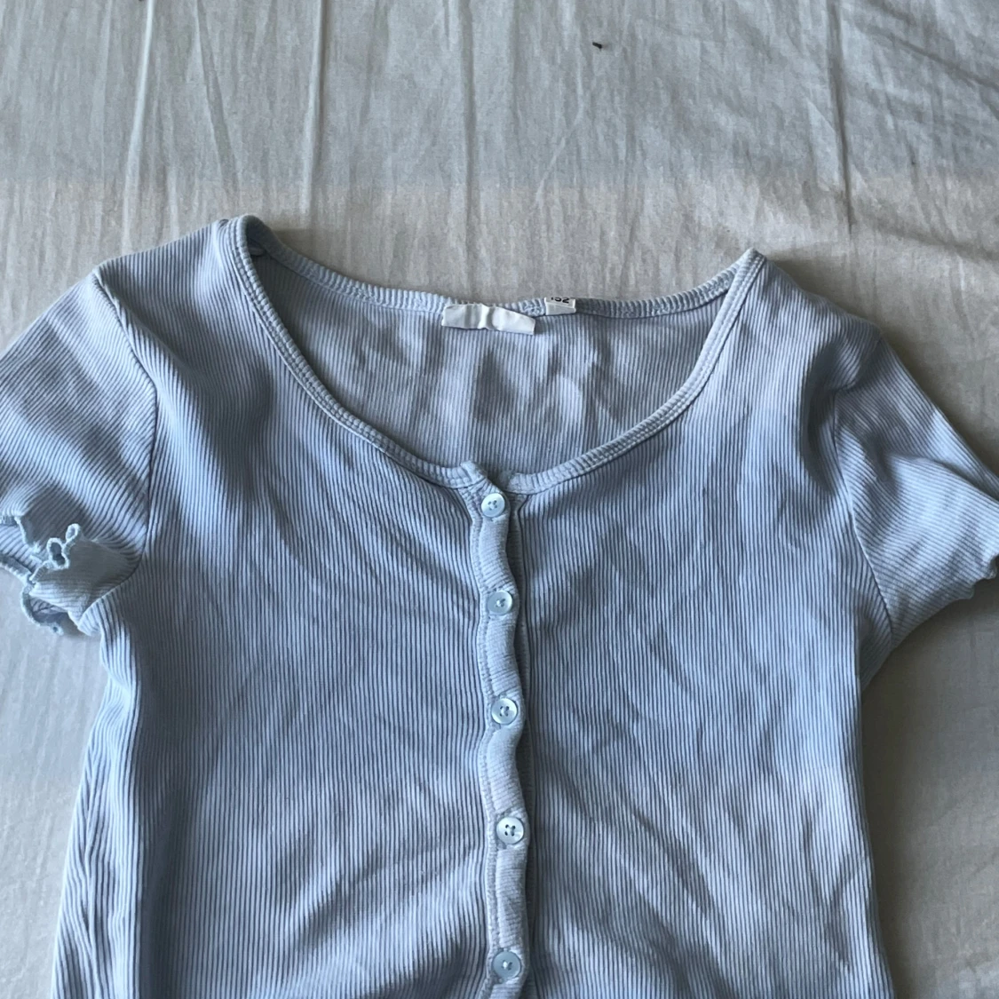 Ljusblå croppad topp med knappar