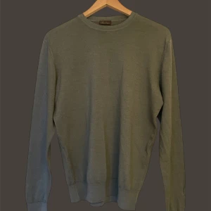 Stenströms tröja  - En stilren grå tröja från Stenströms med rund halsringning och långa ärmar. Tröjan har en klassisk passform och är tillverkad i mjukt material som passar perfekt till vardags. Enkel och tidlös design.