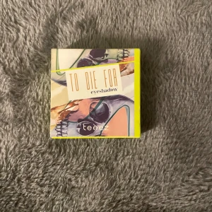 Teeez To Die For Eyeshadow Glow On-The-Go - Säljer en ögonskugga från Teeez i färgen Glow On-The-Go. Kommer i en snygg, limegrön förpackning med spegel och är vegansk. Skuggan är ljus, skimrande och passar perfekt för att highlighta ögonlocken.