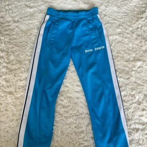 Blå  Palm Angels byxor  - Storlek S blå palm angels byxor 