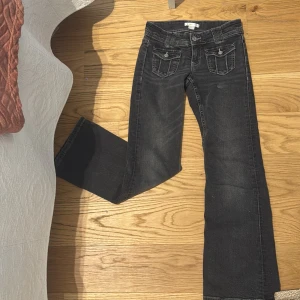 Svarta bootcut jeans storlek 140 - Svarta bootcut jeans storlek 146 bra scik. Jeansen är från ginatricot