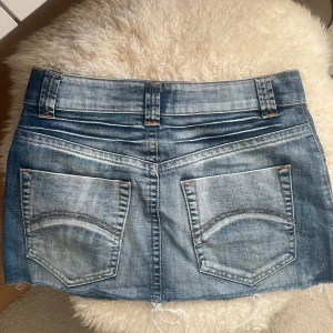 jeanskjol! - säljer denna så snygga jeanskjolen då den inte passar mig! Aldrig använd! Vet tyvärr inte vart den är köpt! 💞