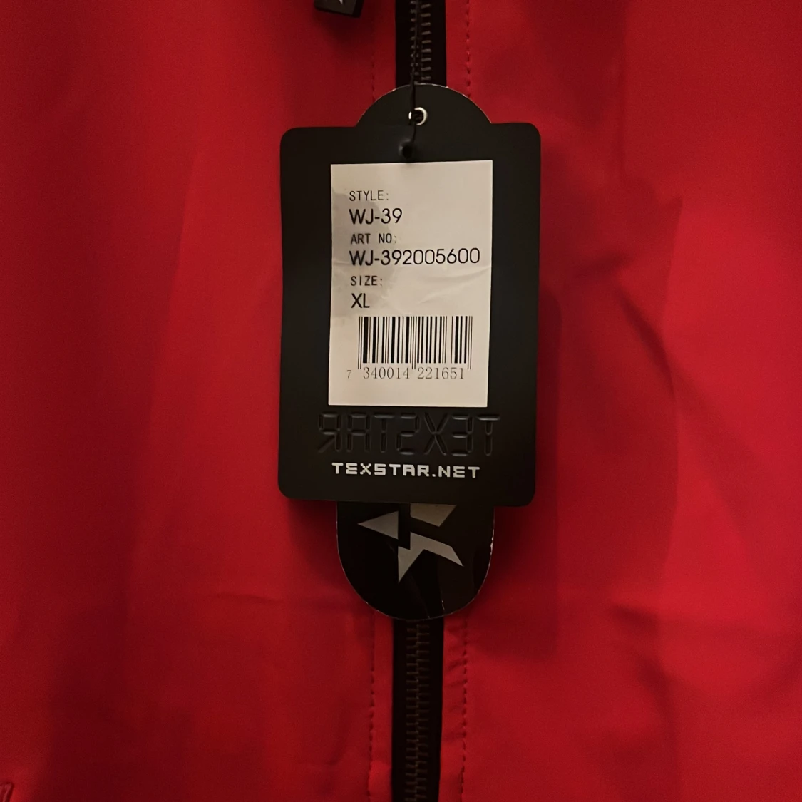 Röd jacka från Texstar med dragkedj och passar dom som har L  - 2