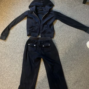 Mörkblå Juicy Couture - Mörkblåa mjukisbyxor och tröjan från Juicy Couture. typ aldrig använda. köpta från jackie. tröjan är i s och byxorna i xss. båda för 1000 eller 500 var för sig💗💗