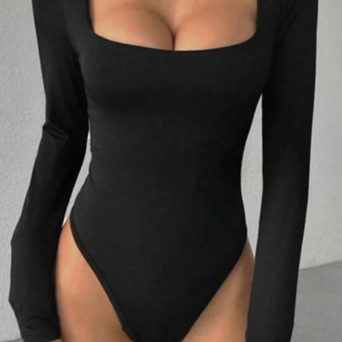 Svart långärmad bodysuit med fyrkantig ringning - 1